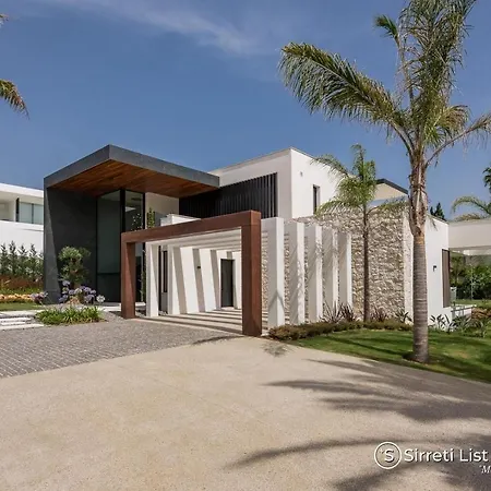 Sirius: Luxury Golf Valley Retreat With Private Heated Pool *