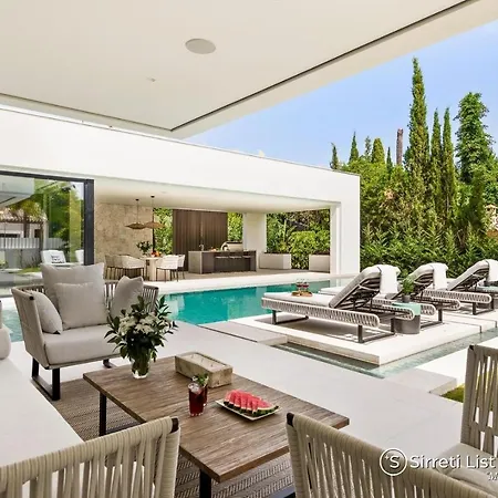 Sirius: Luxury Golf Valley Retreat With Private Heated Pool