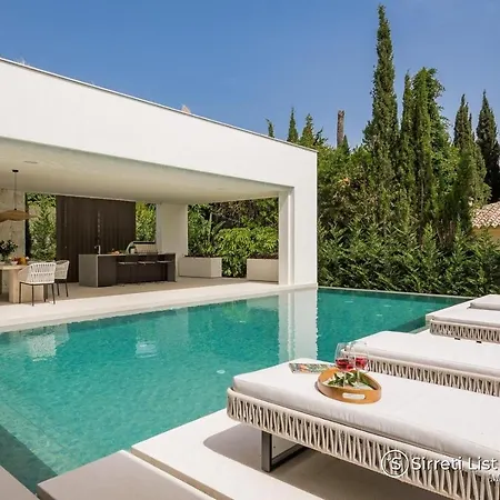 Sirius: Luxury Golf Valley Retreat With Private Heated Pool *