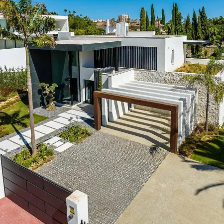 Sirius: Luxury Golf Valley Retreat With Private Heated Pool